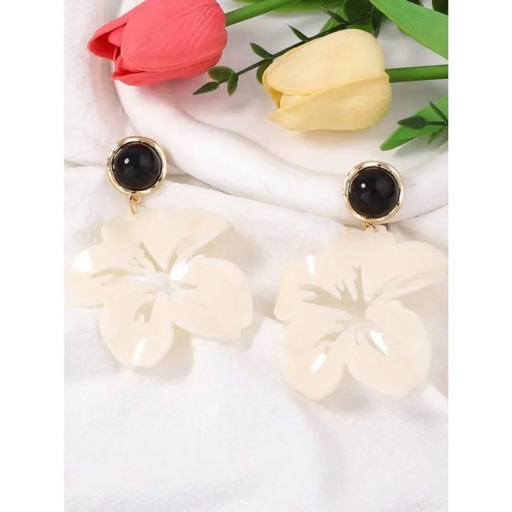 Elegant White Floral Drop Earrings with Black Accent - Women Jewelry R428
